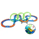 Pista de curse care lumineaza in intuneric, set cu masinuta