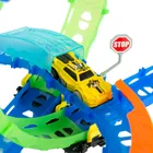 Pista de curse care lumineaza in intuneric, set cu masinuta