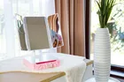 Pink It, masuta de toaleta interactiva cu accesorii de machiaj