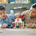 LEGO City, Hambar si animale de ferma, 60346