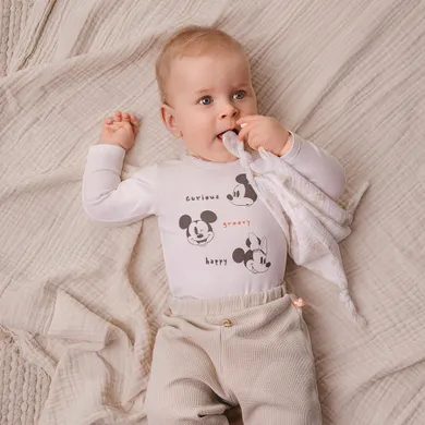 Cool Club, Set pentru bebelusi, Body cu maneca lunga, Pantaloni fara botosei, Scutec din muselina, mix, imprimeu Mickey Mouse
