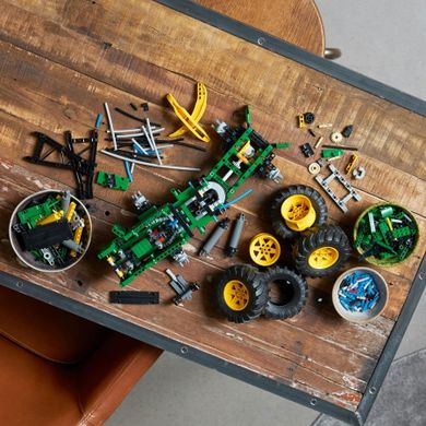 LEGO Technic, Tractor de corhanit John Deere 948L-II, 42157