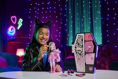 Monster High, Fear Idescent, Draculaura, papusa cu accesorii