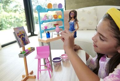 Barbie, Studio de arta Relax & Create, set cu papusa si accesorii