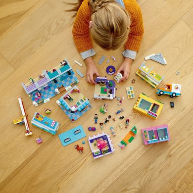 LEGO Friends, Cladirea de pe Strada principala, 41704