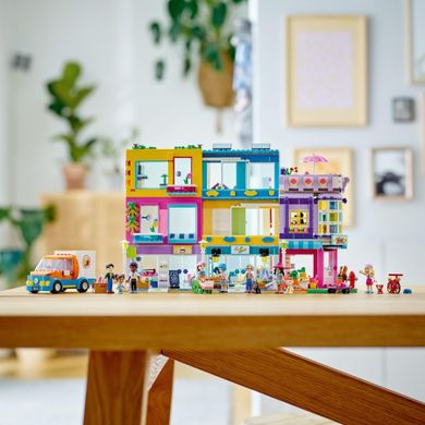 LEGO Friends, Cladirea de pe Strada principala, 41704