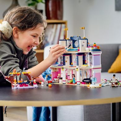 LEGO Friends, Grand Hotel in orasul Heartlake, 41684