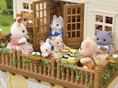 Sylvanian Families, Casa mare de oras cu camera secreta la mansarda, set fara figurine, 5708