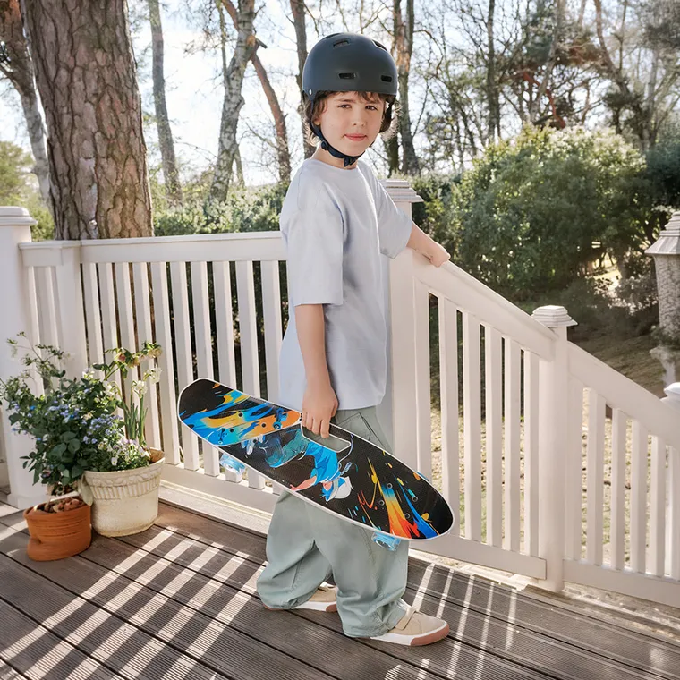 Smiki, Baiat, placa skateboard de tip fish cu roti LED