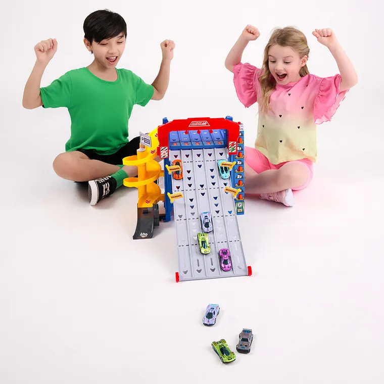 Smiki, parcare supraetajata cu tobogan si vehicule