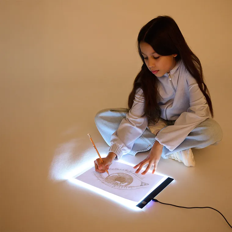 Smiki, tableta pentru desen cu lumini LED