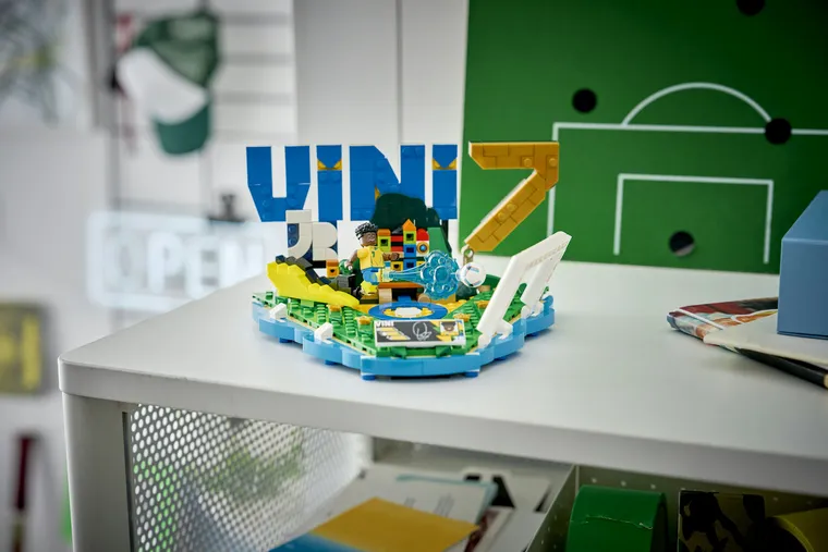 LEGO Editions Football, Vini Jr. - Momente importante din fotbal, 43027