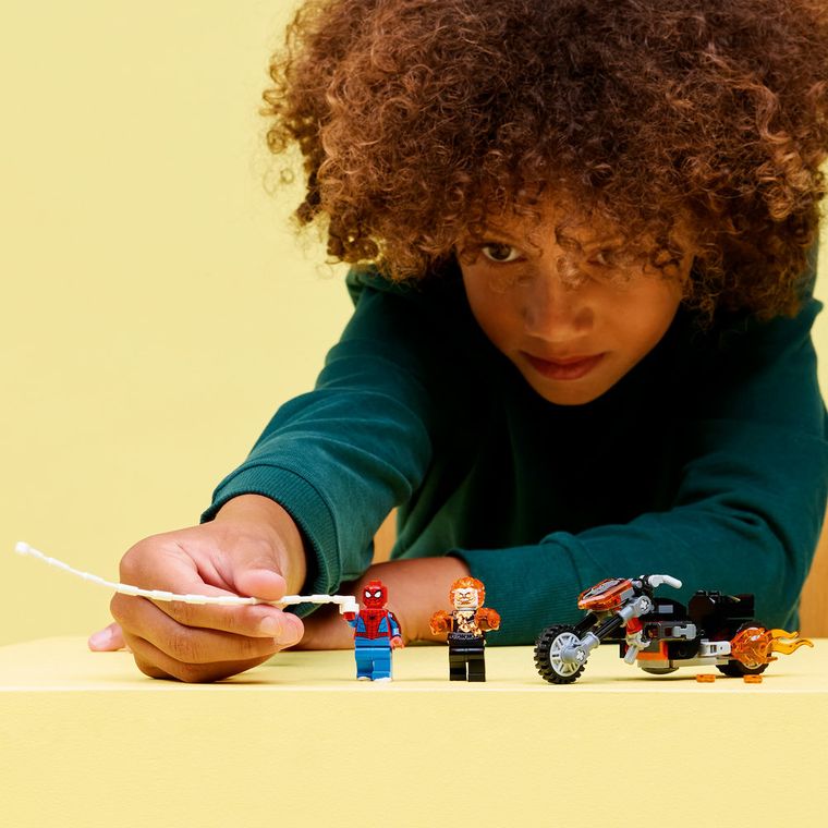 LEGO Super Heroes, Omul Paianjen vs Calaretul fantoma pe motocicleta, 76335