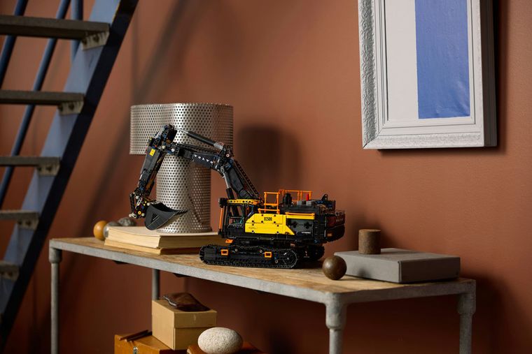 LEGO Technic, Excavator Volvo EC500 Hybrid, 42215