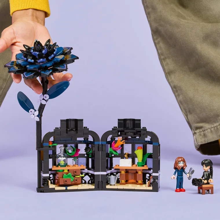 LEGO Wednesday, Floare de dalie neagra, 76784