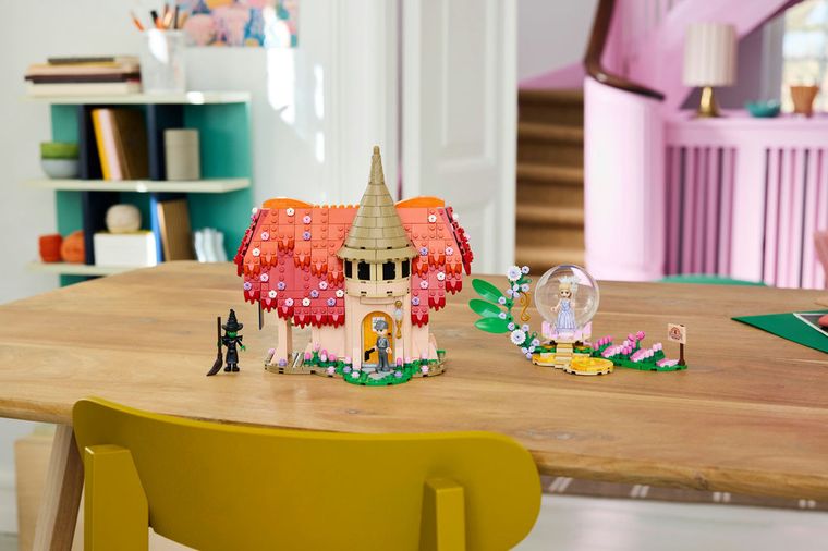 LEGO Wicked, Glinda si Elphaba viziteaza Munchkinland, 75690