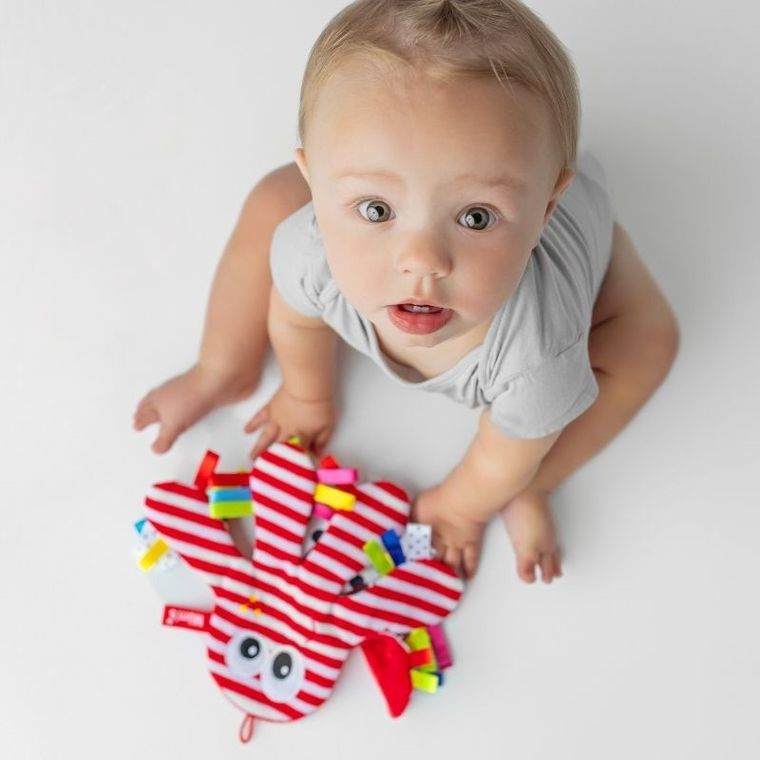 Mom's Care, caracatita fosnitoare cu agatatoare, jucarie senzoriala contrastanta