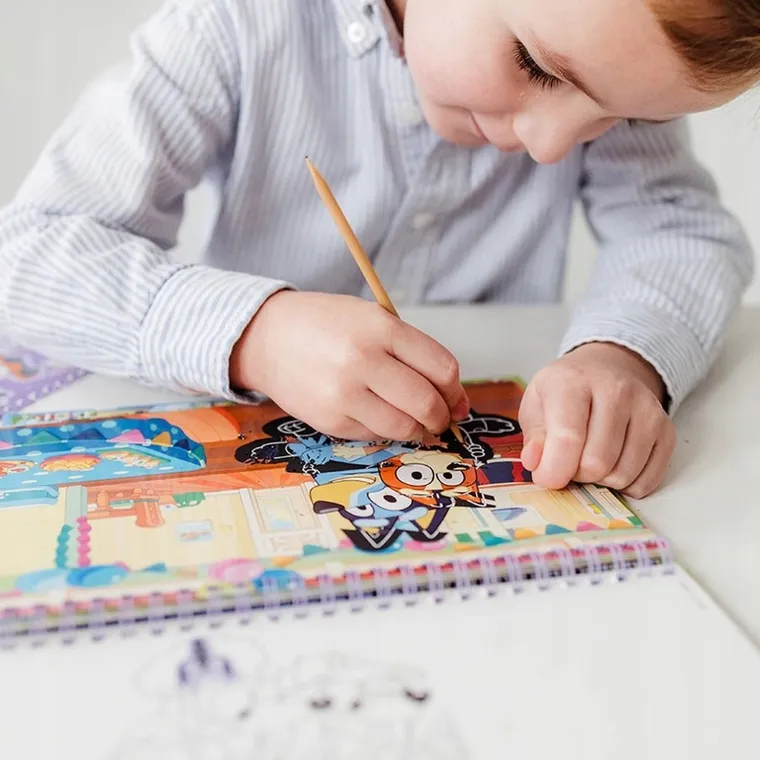 Totum, Bluey, carte de colorat si razuit cu stickere