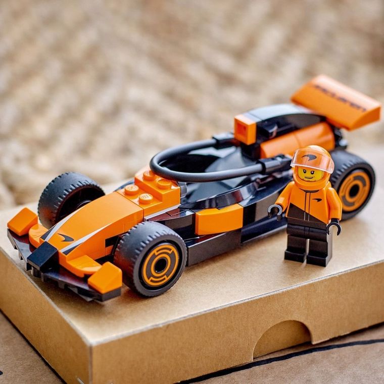 LEGO City, Pilot F1 cu masina de curse McLaren, 60442