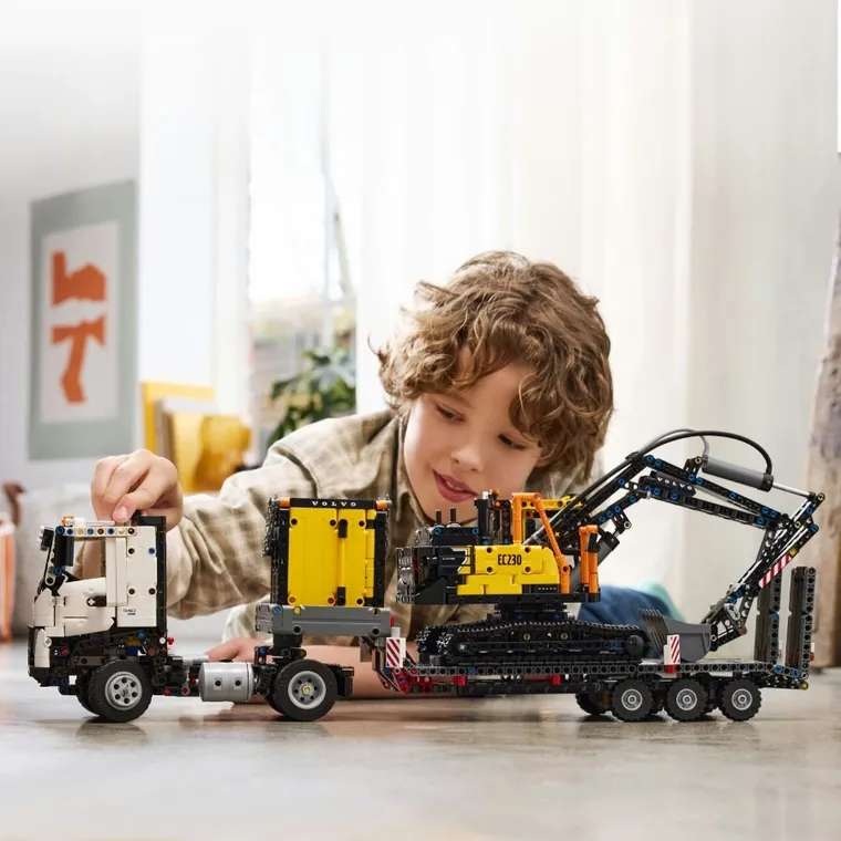 LEGO Technic, Camionul FMX si excavatorul electric EC230 de la Volvo, 42175