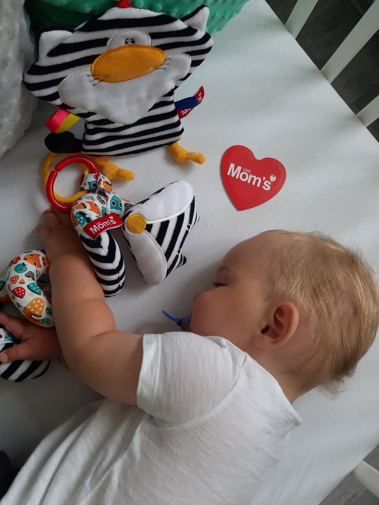 Mom's Care, pisica in dungi, jucarie senzoriala contrastanta cu agatatoare