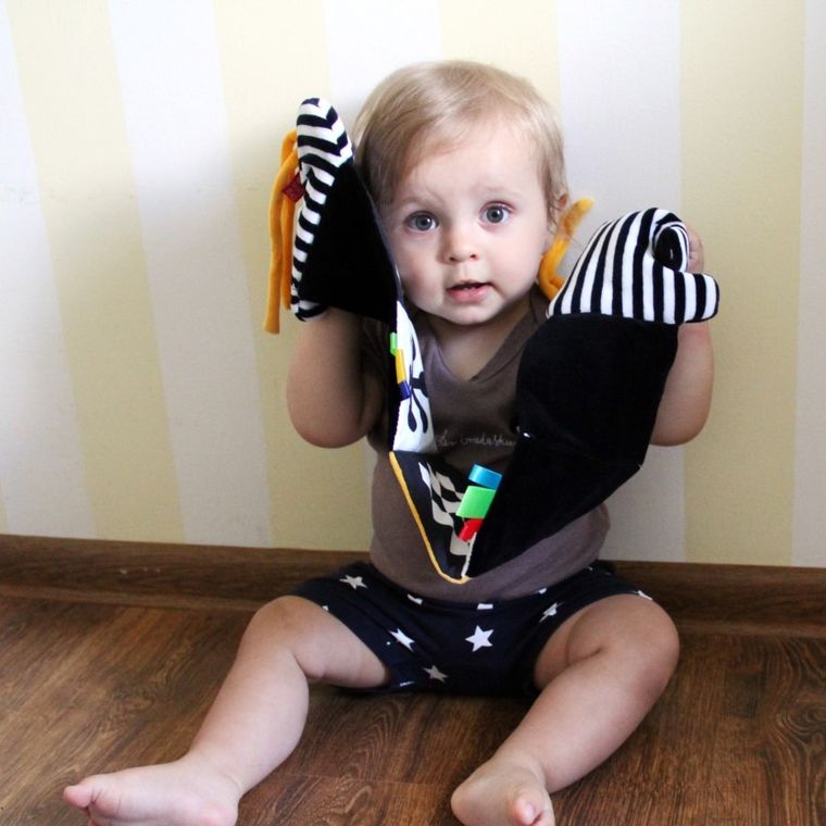 Mom's Care, Vacuta, carte pentru patut, jucarie senzoriala