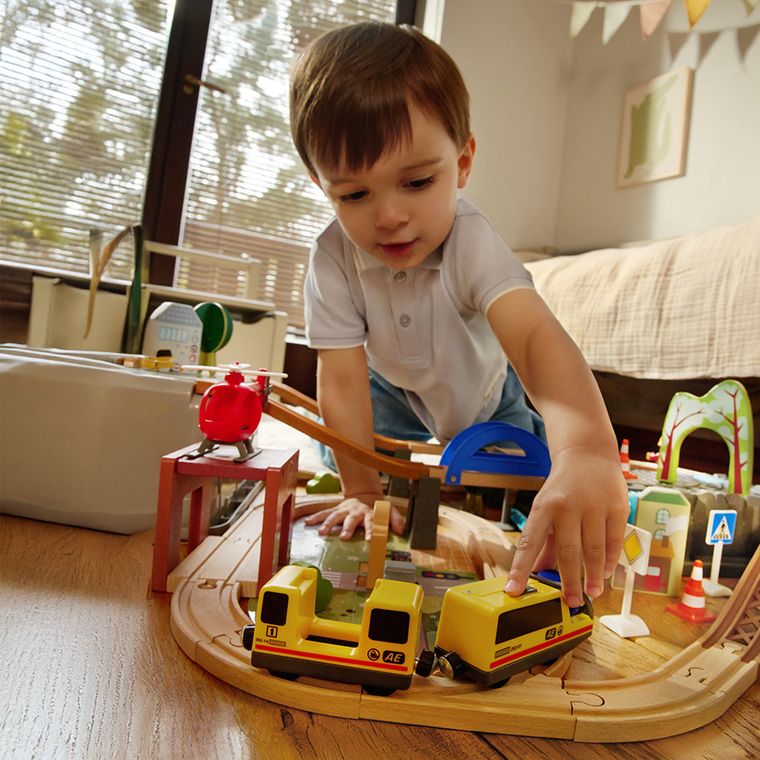 Smiki, sine de lemn cu trenulet electric si recipient de depozitare