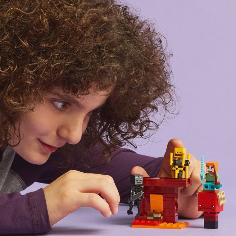 LEGO Minecraft, Batalie deasupra lavei in Nether, 21266