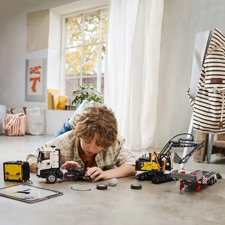 LEGO Technic, Camionul FMX si excavatorul electric EC230 de la Volvo, 42175