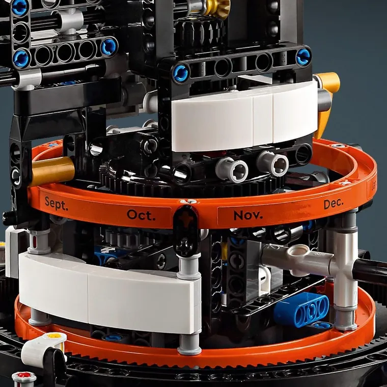 LEGO Technic, Planeta Pamant si Luna pe orbita, 42179