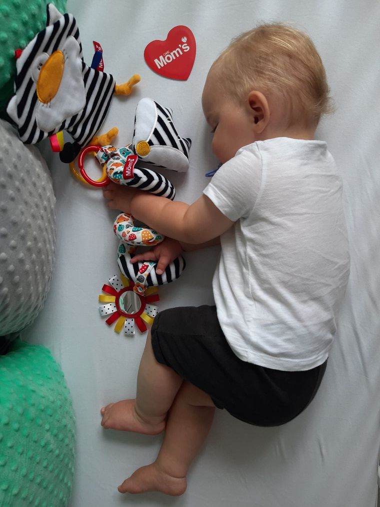 Mom's Care, pisica in dungi, jucarie senzoriala contrastanta cu agatatoare