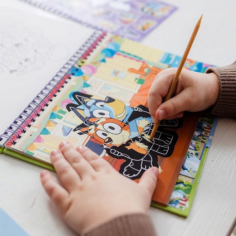 Totum, Bluey, carte de colorat si razuit cu stickere