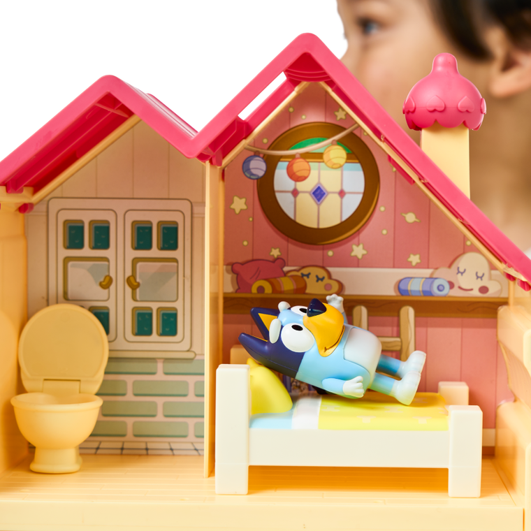 Bluey, casuta de familie, set cu figurina