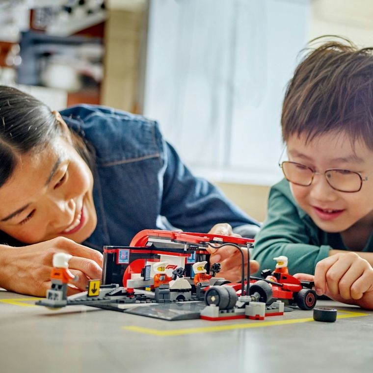 LEGO City, Boxa si mecanici F1 cu masina Ferrari, 60443