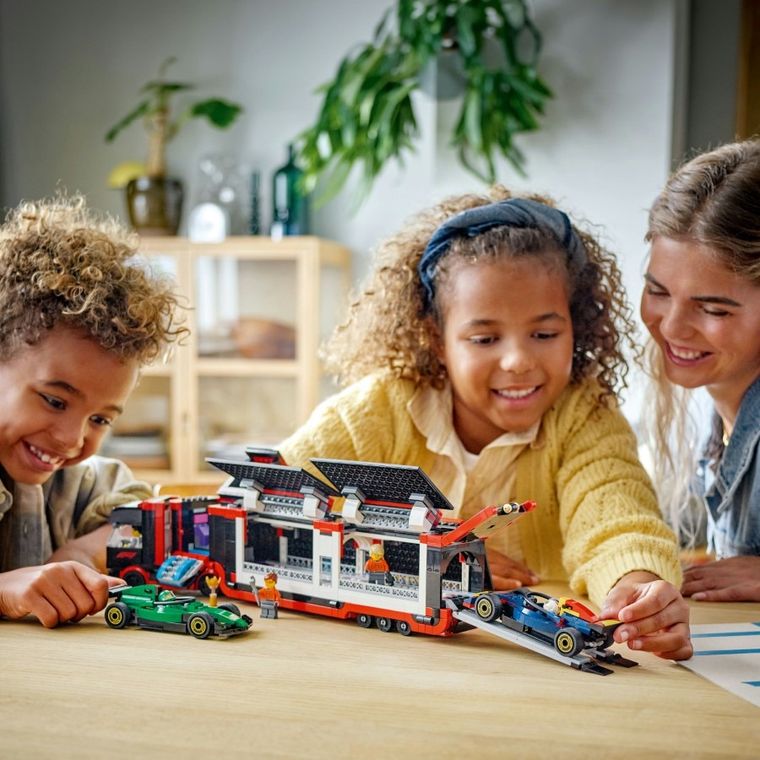 LEGO City, Camion F1 cu masinile F1 RB20 si AMR24, 60445