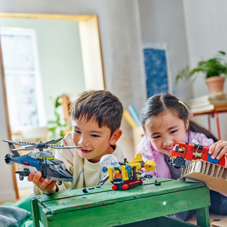 LEGO City, Elicopter, autospeciala de pompieri si submarin in versiuni remixate, 60462