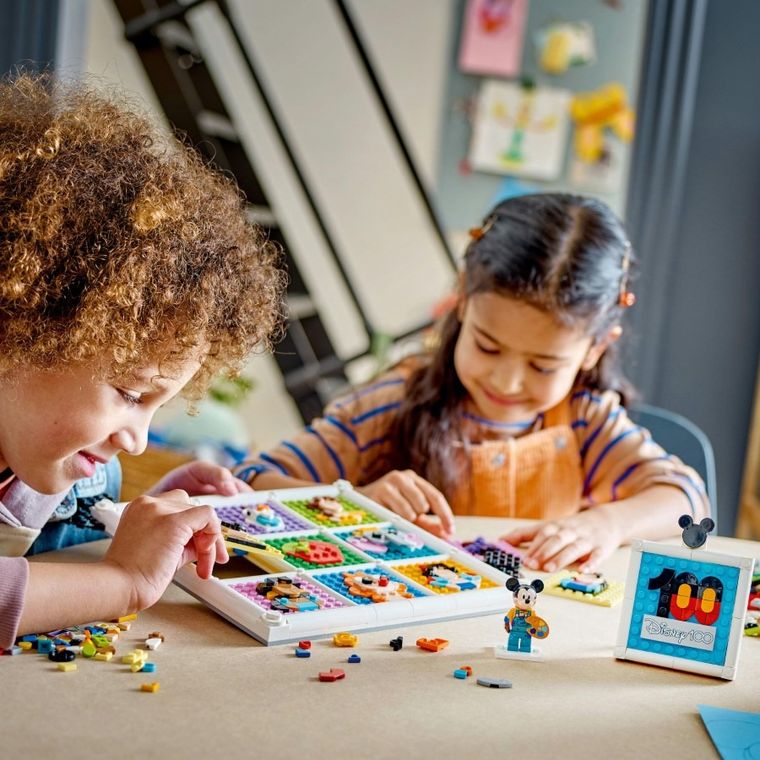 LEGO Disney, 100 de ani de figuri emblematice de animatie Disney, 43221