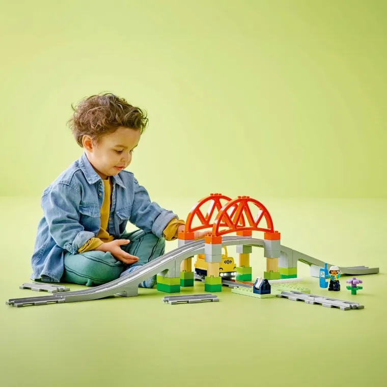 LEGO DUPLO, Set de extindere Pod si sine de cale ferata, 10426