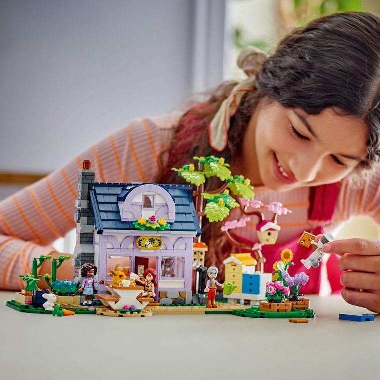LEGO Friends, Casa apicultorilor si gradina cu flori, 42669