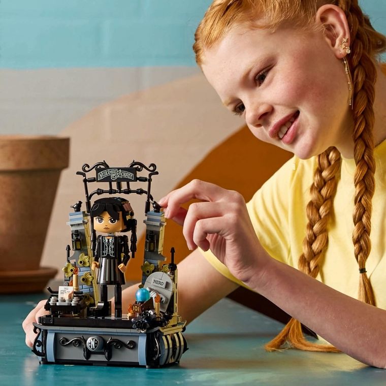 LEGO Wednesday, Figurina Wednesday Addams, 76780