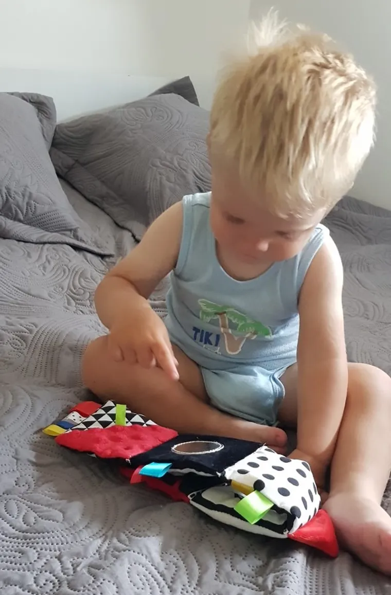 Mom's Care, carticica, jucarie senzoriala contrastanta, rosu