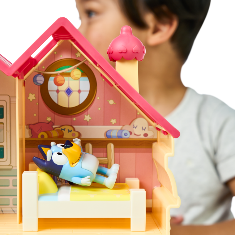 Bluey, casuta de familie, set cu figurina