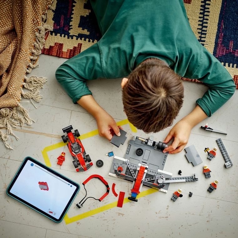 LEGO City, Boxa si mecanici F1 cu masina Ferrari, 60443