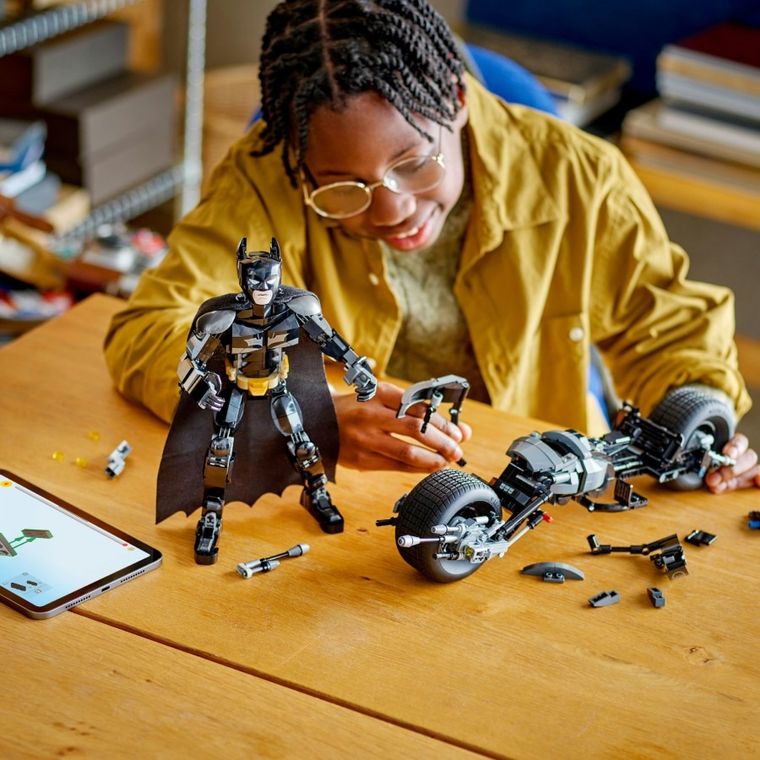 LEGO DC Batman, Figurina de constructie Batman si motocicleta Bat-Pod, 76273