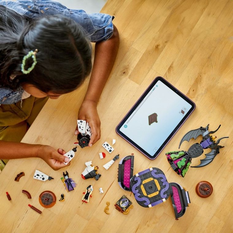 LEGO Disney, Rochiile lui Maleficent si Cruella De Vil, 43262