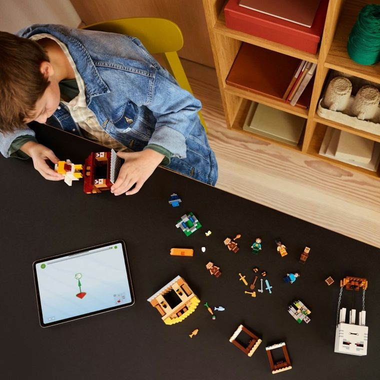 LEGO Minecraft, Atacul baloanelor Ghast asupra satului, 21273