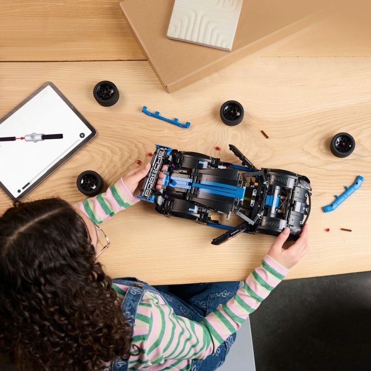 LEGO Technic, Masina de curse Porsche GT4 e-Performance, 42176