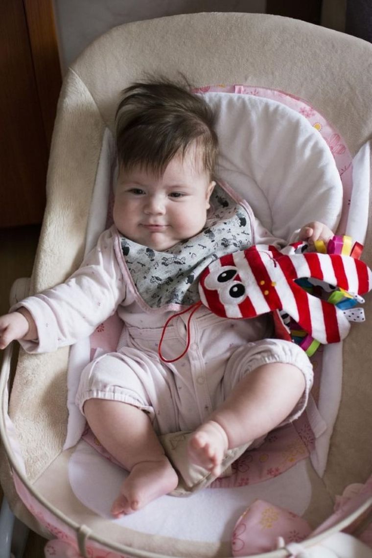 Mom's Care, caracatita fosnitoare cu agatatoare, jucarie senzoriala contrastanta