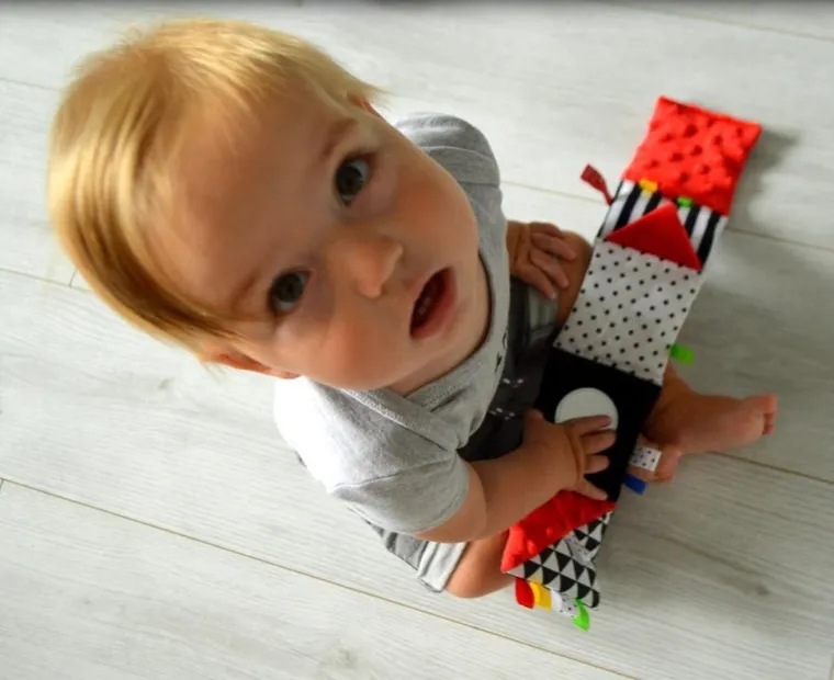 Mom's Care, carticica, jucarie senzoriala contrastanta, rosu