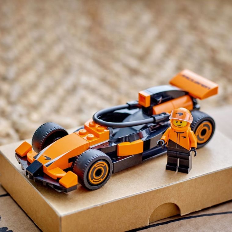 LEGO City, Pilot F1 cu masina de curse McLaren, 60442